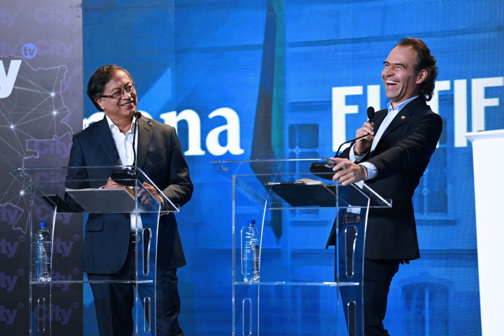 Os candidatos Gustavo Petro (E) e Federico Gutiérrez, participam de um debate presidencial na sede do jornal El Tiempo, em Bogotá, em 23 de maio de 2022, antes da eleições gerais do fim de semana. A Colômbia realizará eleições presidenciais em 29 de maio. (Foto: YURI CORTEZ / AFP)