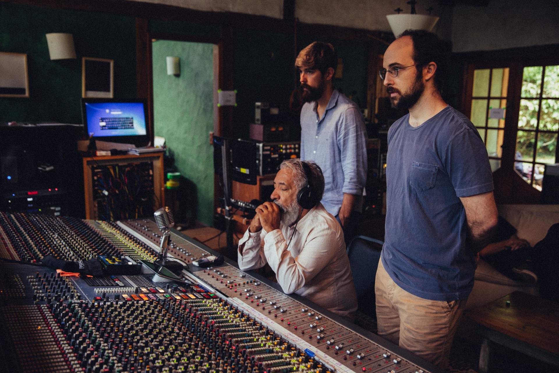 Pepe Monnerat, Letieres Leite e Sylvio Fraga durante a gravação do disco 'Moacir de todos os Santos' (Foto: joao atala/ Divulgação)
