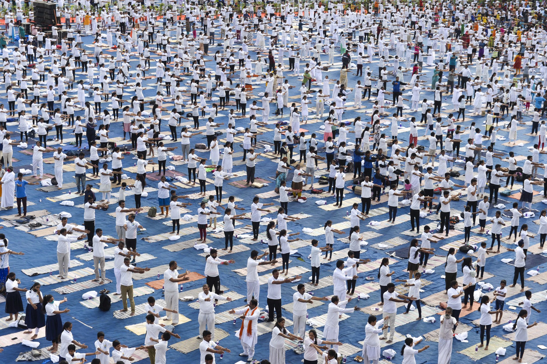 Pessoas participam de uma sessão de ioga em massa no Estádio Lal Bahadur Shastri, em Hyderabad, em 27 de maio de 2022 (Foto: Noah SEELAM / AFP)