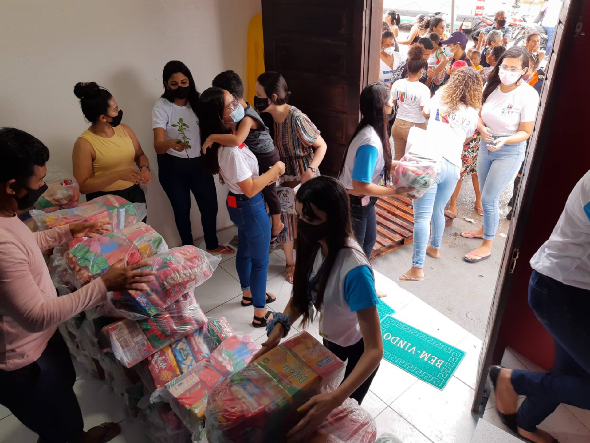 Empresas cearenses como a M. Dias Branco realizam parcerias com instituições como a Cufa para levar alimentos a quem precisa (Foto: Divulgação)