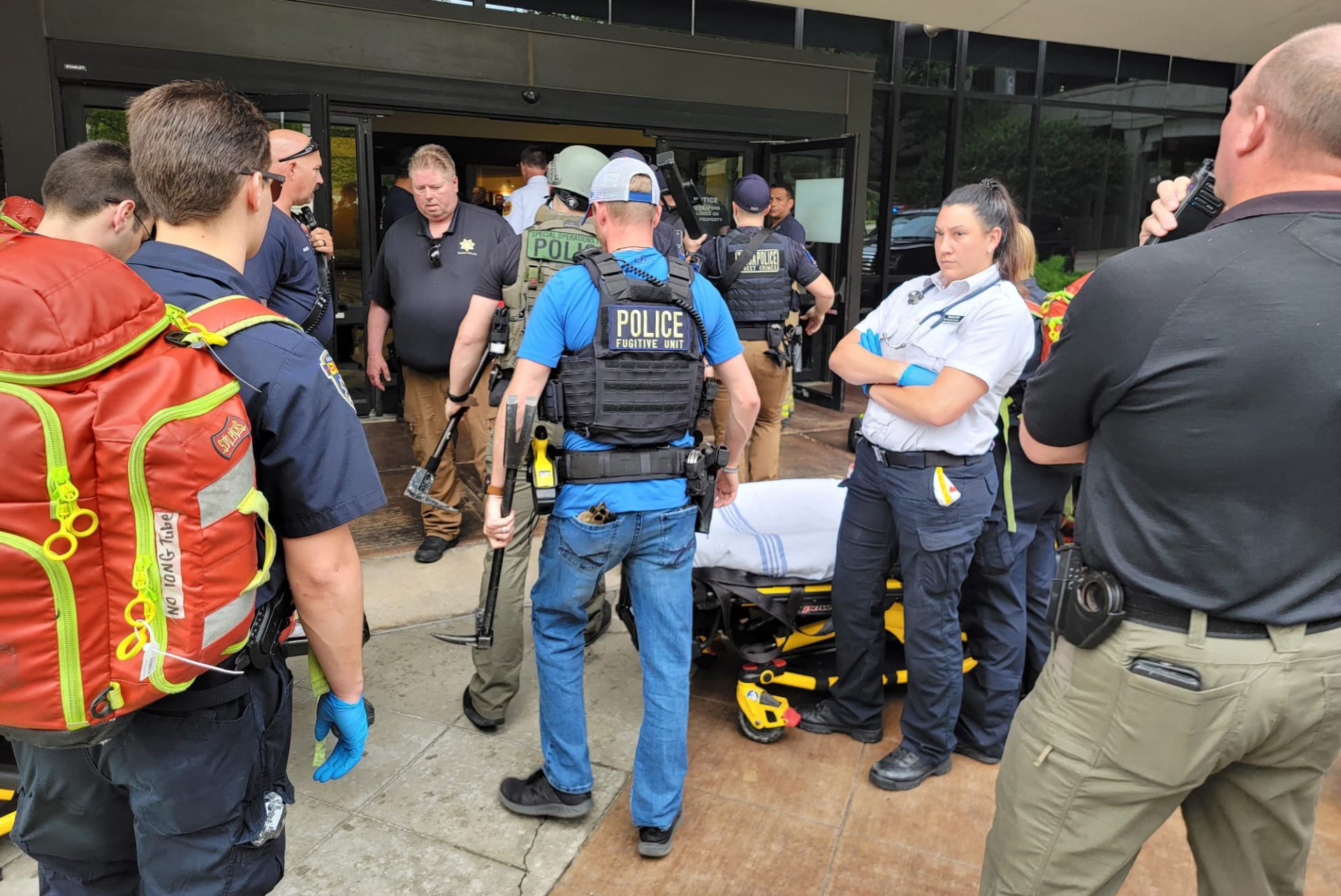 Nesta foto do folheto, cortesia do Departamento de Polícia de Tulsa, tirada em 1º de junho de 2022, policiais e equipes de emergência respondem a uma ligação sobre um homem armado com um rifle no Edifício Natalie no Hospital St. Francis em Tulsa, Oklahoma (Foto: Tulsa Police Department / AFP)