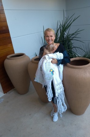 Xuxa com os vasos e a rede que adquiriu na Ceart para sua nova mans&atilde;o no Rio de Janeiro(Foto: divulga&ccedil;&atilde;o)