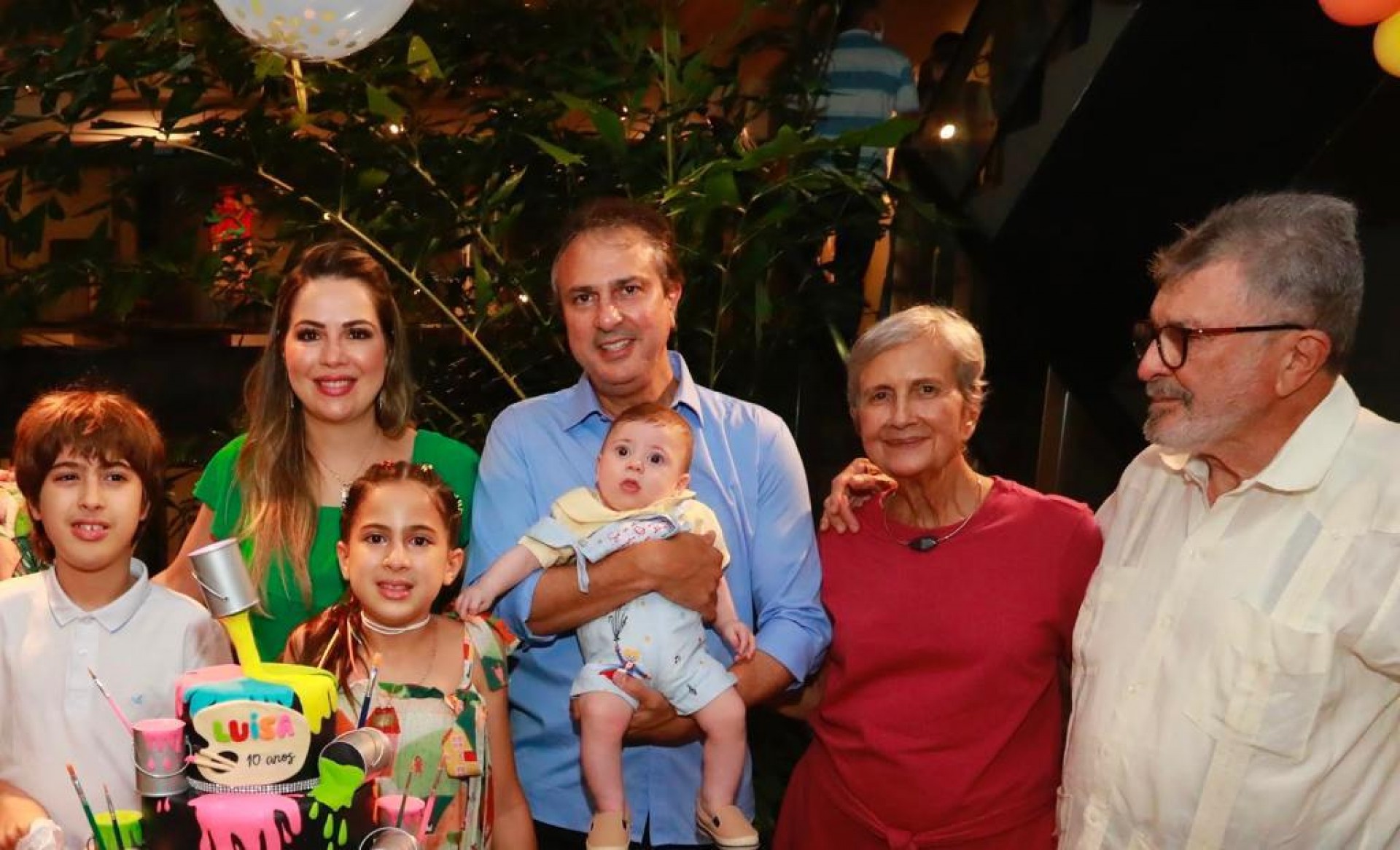 Entre os afagos de Onélia, dos filhos e de seus pais, Camilo Santana passou seu aniversário reunindo todos na casa bonita da Praia de Picos, em Icapuí(Foto: Arquivo Pessoal)