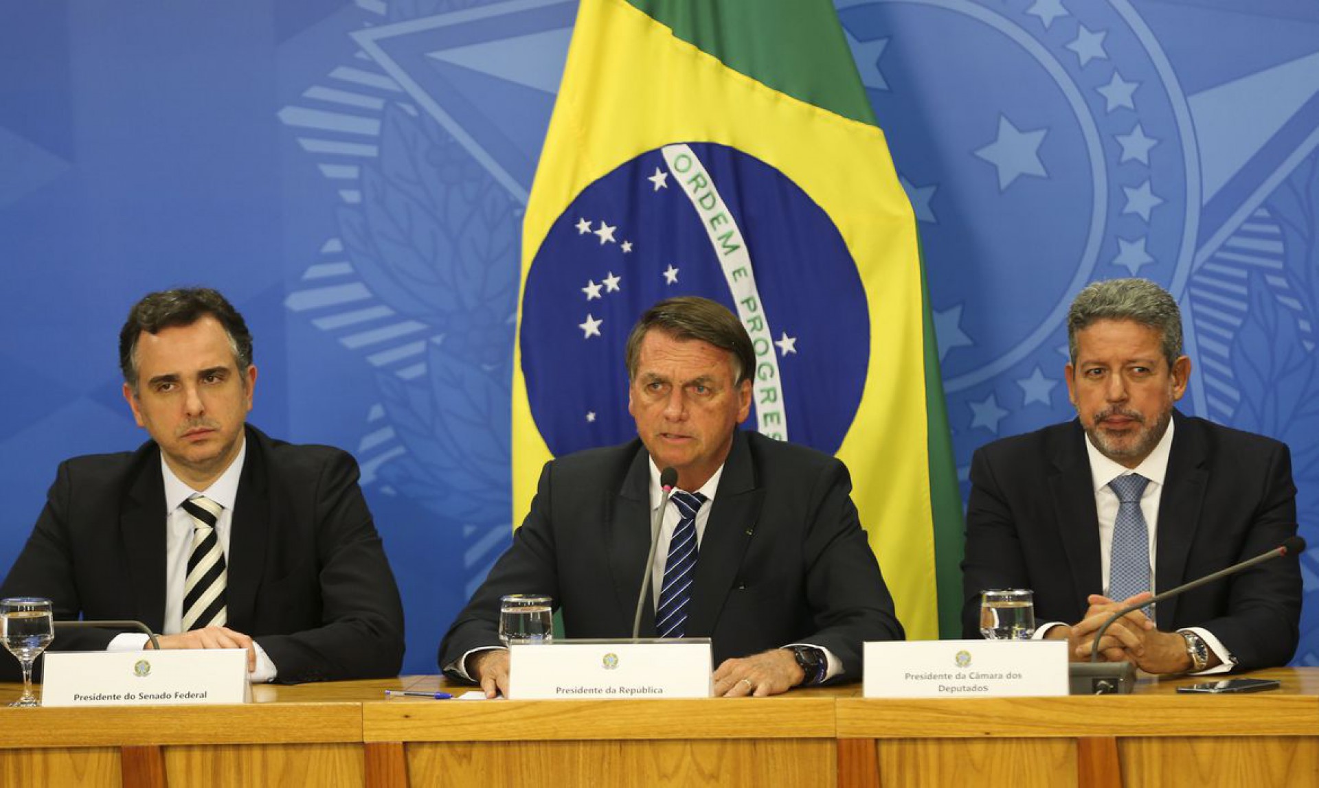 Os presidentes do Senado, Rodrigo Pacheco,da República, Jair Bolsonaro e da Câmara, Arthur Lira, durante coletiva sobre a situação dos combustíveis em coletiva de imprensa no Palácio do Planalto, em Brasília (Foto: Fabio Rodrigues-Pozzebom/ Agência Brasil)