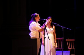 Roberta Laena e Alan Mendonça fizeram uma performance poética durante o casamento