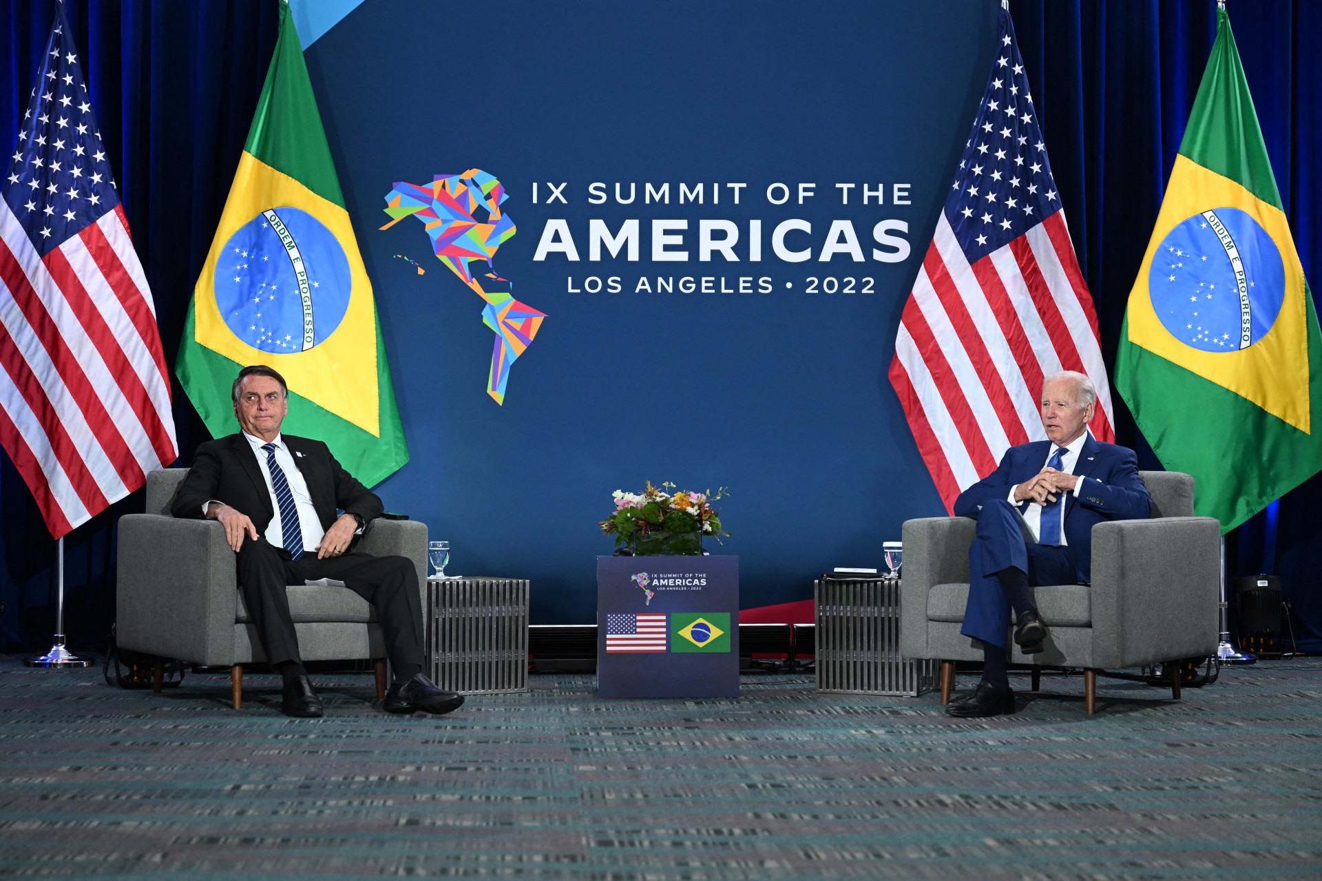 PRIMEIRO encontro entre Jair Bolsonaro e Joe Biden não teve sorrisos de nenhum lado, tampouco aperto de mãos (Foto: JIM WATSON / AFP)
