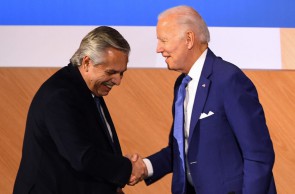 O presidente da Argentina, Alberto Fernandez (E) aperta a mão do presidente dos EUA, Joe Biden, depois de falar durante uma sessão plenária da 9ª Cúpula das Américas em Los Angeles, Califórnia, 9 de junho de 2022.
