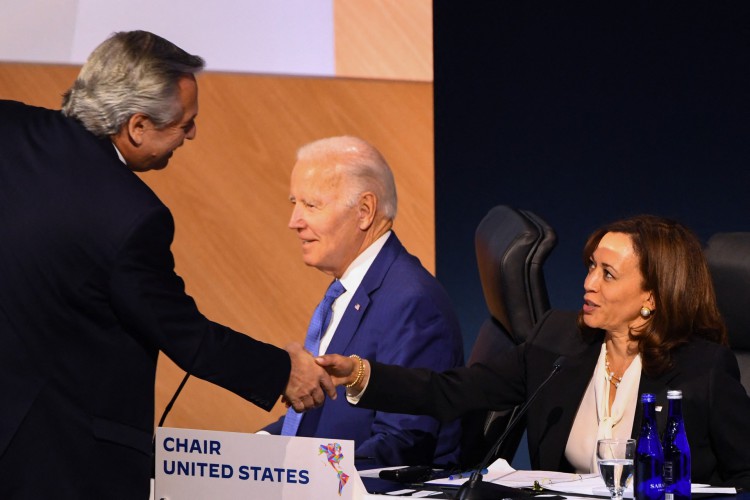 Presidente da Argentina Alberto Fernandez (E) aperta a mão da vice-presidente dos EUA Kamala Harris, ladeada pelo presidente dos EUA Joe Biden, depois de falar durante uma sessão plenária da 9ª Cúpula das Américas em Los Angeles, Califórnia, 9 de junho de 2022. (Foto: PATRICK T. FALLON / AFP)