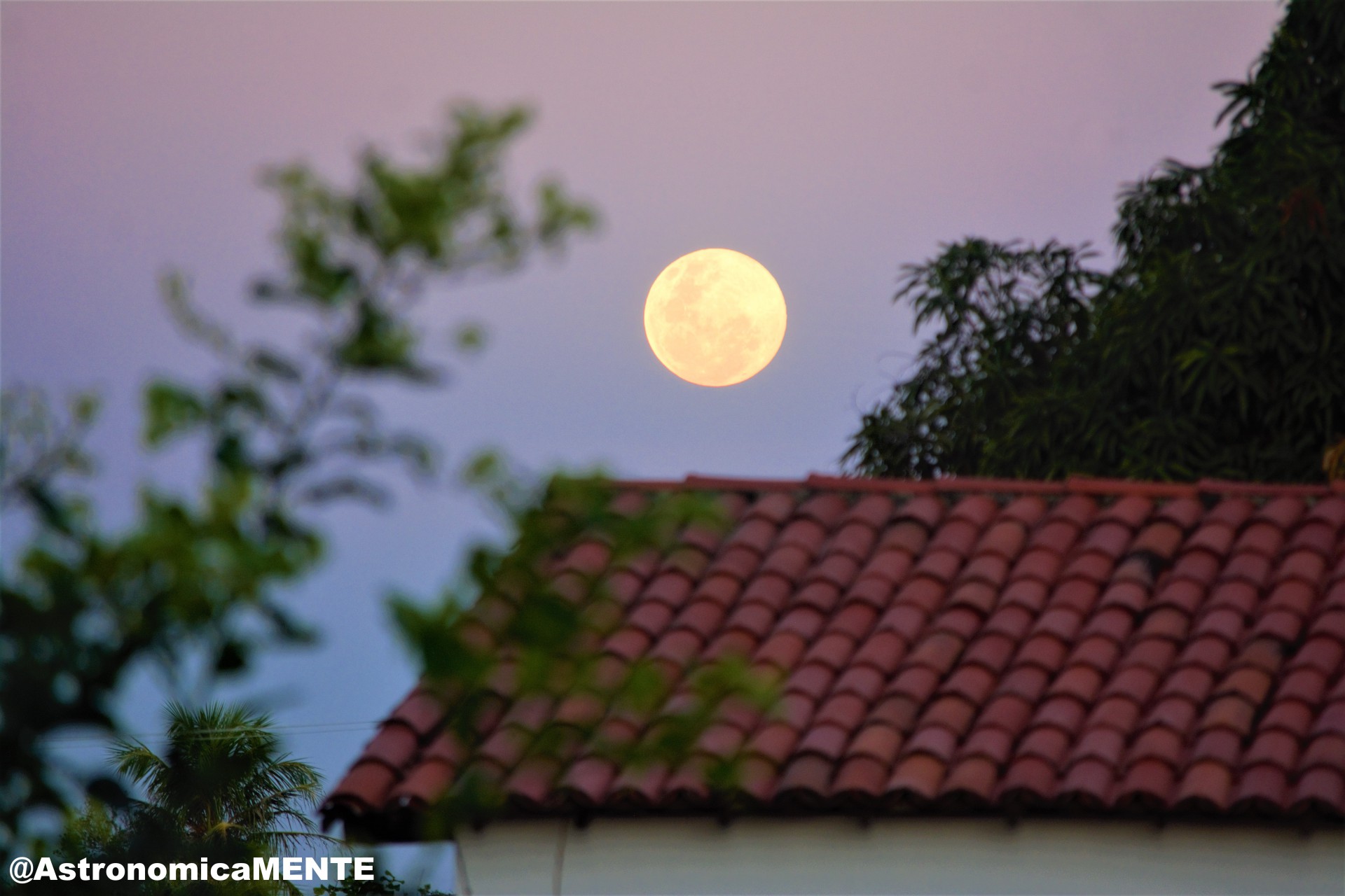 Superlua poderá ser vista em Fortaleza e terá mais cor e tamanho no nascer do sol, por volta das 18 horas (Foto: Romário Fernandes / Especial para O POVO)