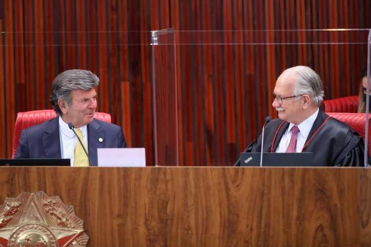 Moraes é eleito presidente do TSE e assumirá cargo durante a campanha eleitoral. Na foto, os ministros Luiz Fux e Edson Fachin(Foto: Antonio Augusto/TSE)