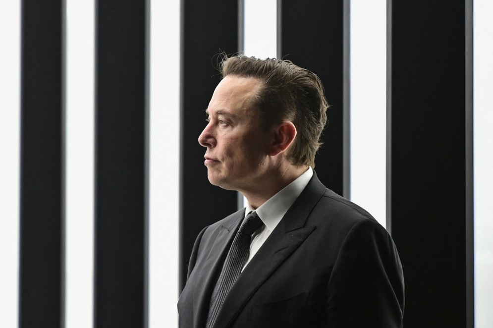 Nesta foto de arquivo tirada em 22 de março de 2022, o CEO da Tesla, Elon Musk, é fotografado enquanto assiste ao início da produção na "Gigafactory" da Tesla em Gruenheide, sudeste de Berlim.(Foto: PATRICK PLEUL / POOL / AFP)