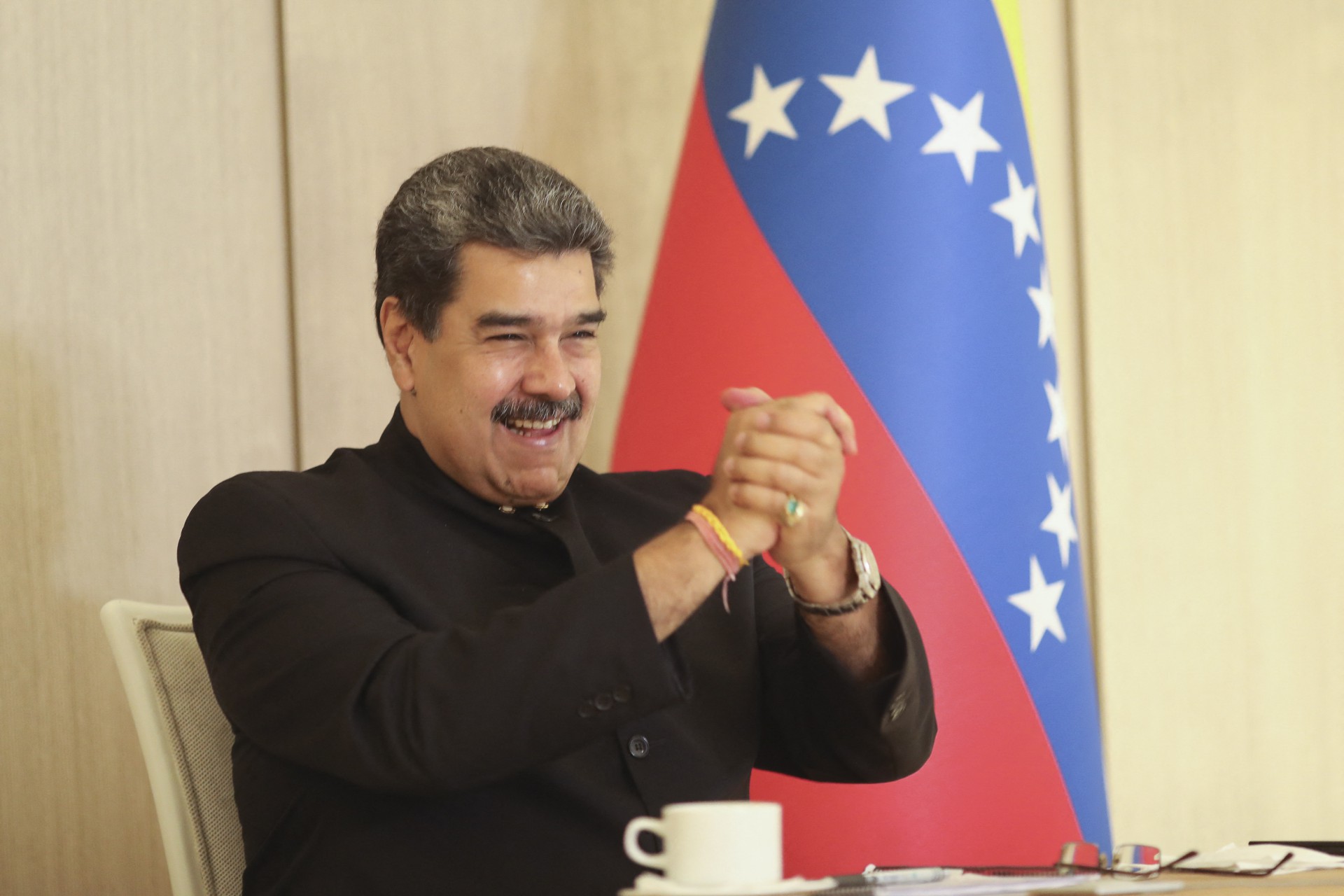 Nicolas Maduro durante uma reunião por videoconferência com o presidente do Azerbaijão Ilham Aliyev (não retratado) em Baku, Azerbaijão, em 17 de junho de 2022
 (Foto: Presidência venezuelana)