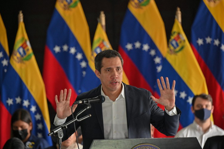 O ex-presidente da Assembleia Nacional da Venezuela e líder da oposição Juan Guaidó fala à imprensa em Caracas, em 14 de junho de 2022(Foto: FEDERICO PARRA / AFP)