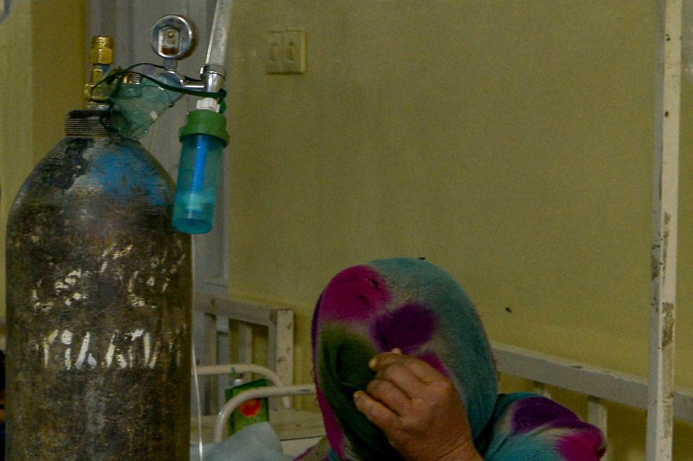 Uma criança afegã é tratada dentro de um hospital na cidade de Sharan depois de se ferir em um terremoto no distrito de Gayan, província de Paktika, em 22 de junho de 2022.
 (Foto: Ahmad SAHEL ARMAN / AFP)