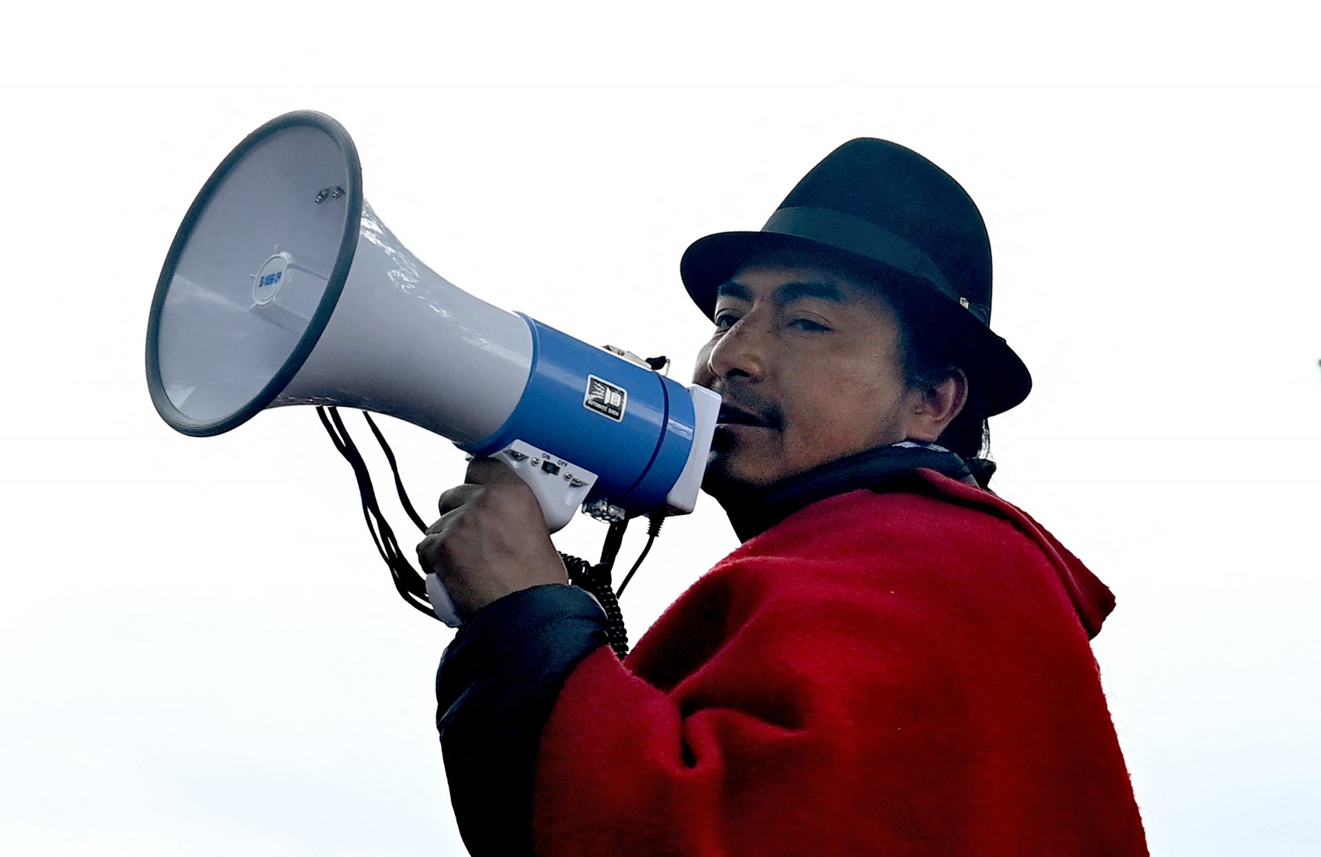 O presidente da Confederação de Nacionalidades Indígenas do Equador (Conaie), Leonidas Iza, discursa para indígenas e outros manifestantes do lado de fora da Casa da Cultura no Parque El Arbolito, em Quito, em 26 de junho de 2022(Foto: MARTIN BERNETTI / AFP)