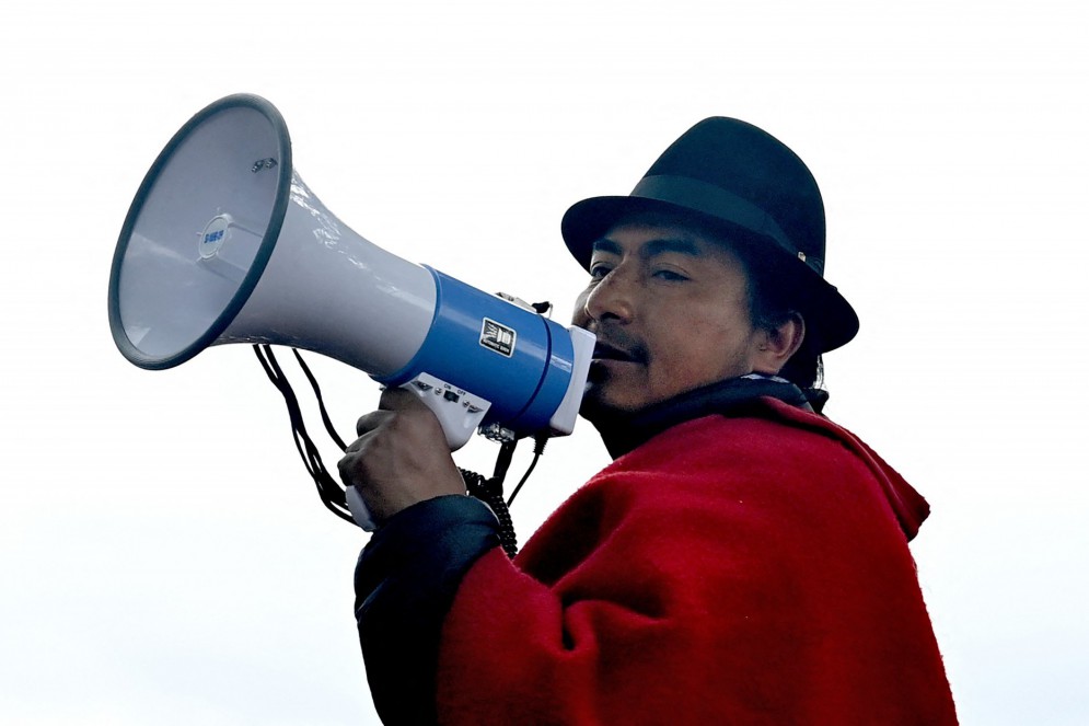 O presidente da Confederação de Nacionalidades Indígenas do Equador (Conaie), Leonidas Iza, discursa para indígenas e outros manifestantes do lado de fora da Casa da Cultura no Parque El Arbolito, em Quito, em 26 de junho de 2022(Foto: MARTIN BERNETTI / AFP)