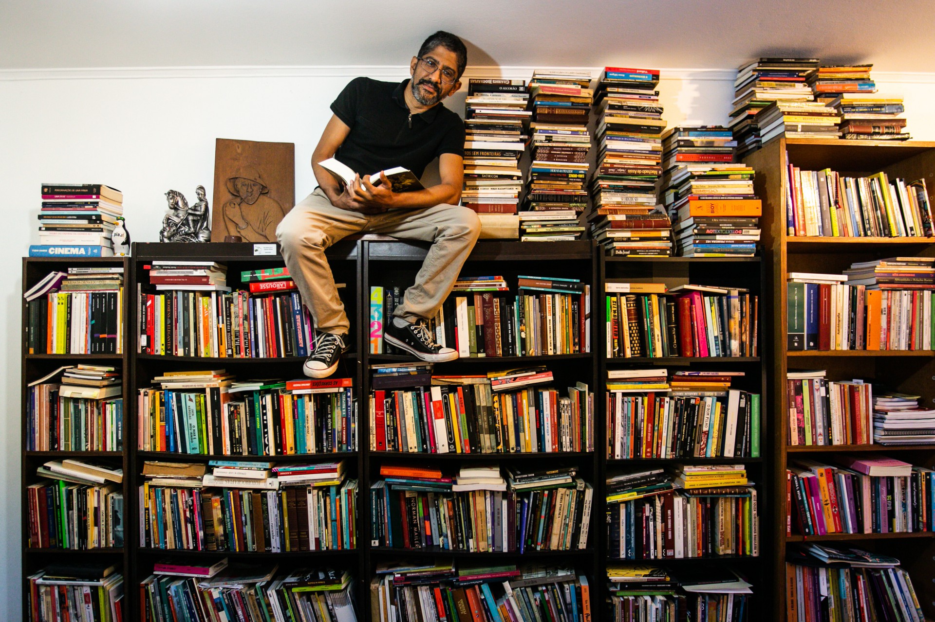 Jeferson Tenório tem uma biblioteca em casa com centenas de títulos (Foto: Carlos Macedo/ Divulgação)