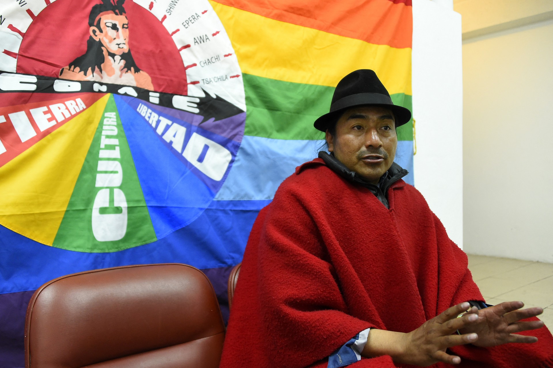 O líder da Confederação de Nacionalidades Indígenas do Equador (Conaie) Leonidas Iza fala durante entrevista na Ágora da Casa de Cultura Equatoriana, em Quito, em 23 de junho de 2022 (Foto: RODRIGO BUENDIA / AFP)