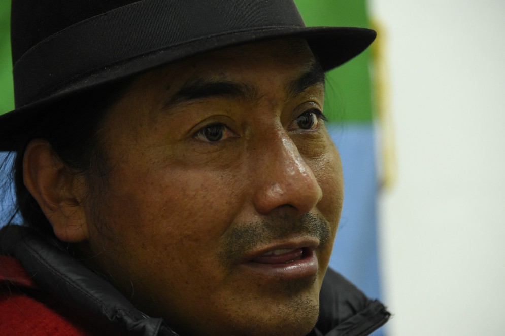 O líder da Confederação de Nacionalidades Indígenas do Equador (Conaie) Leonidas Iza fala durante entrevista na Ágora da Casa de Cultura Equatoriana, em Quito, em 23 de junho de 2022(Foto: RODRIGO BUENDIA / AFP)