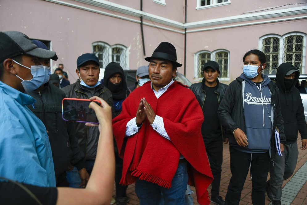 Leonidas Iza (C), deixa a sede da Conferência Episcopal do Equador (CEE) após líderes indígenas e governo chegarem a um acordo para acabar com os protestos pelo custo de vida que paralisaram amplamente o país desde 13 de junho, em Quito, em 30 de junho de 2022.(Foto: RODRIGO BUENDIA / AFP)