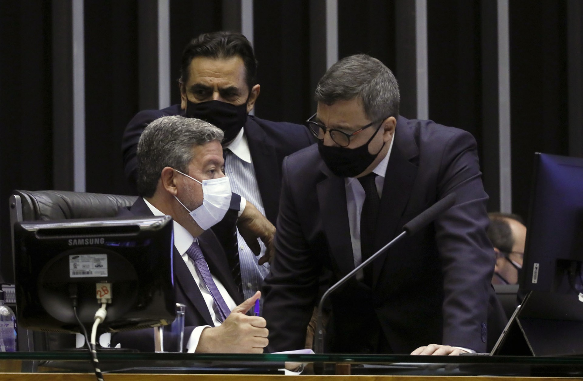 Presidente da Câmara dos Deputados, Arthur Lira, conversa com o deputado Danilo Forte (Foto: Najara Araujo/Câmara dos Deputados)