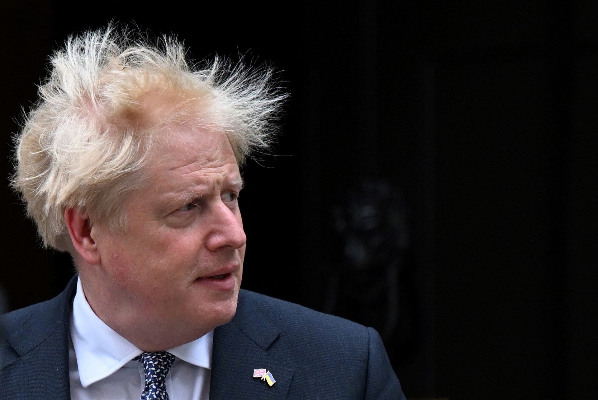 O primeiro-ministro da Grã-Bretanha, Boris Johnson, faz uma declaração em frente à 10 Downing Street, no centro de Londres, em 7 de julho de 2022(Foto: JUSTIN TALLIS / AFP)