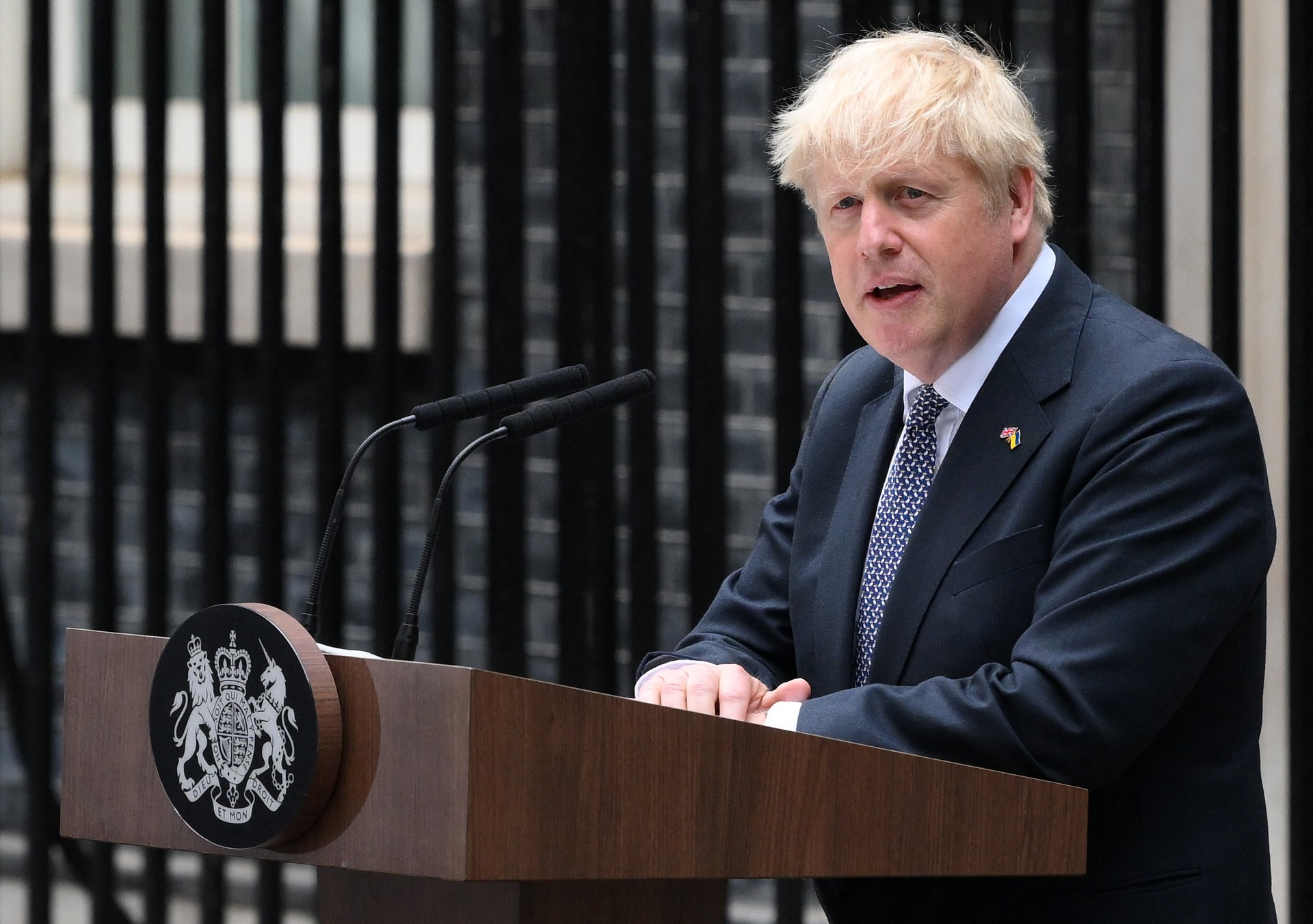 O primeiro-ministro da Grã-Bretanha, Boris Johnson, faz uma declaração em frente à 10 Downing Street, no centro de Londres, em 7 de julho de 2022.  (Foto: DANIEL LEAL / AFP)