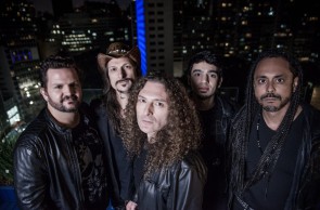 A banda brasileira de heavy metal Angra se apresenta no Centro de Eventos do Ceará neste sábado, 16, dentro da programação do Sana