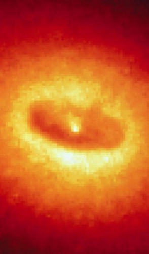 Então, os buracos negros! Essa foto do Hubble (1992) mostra, pela 1ª vez, materiais sendo sugados por buraco negro.