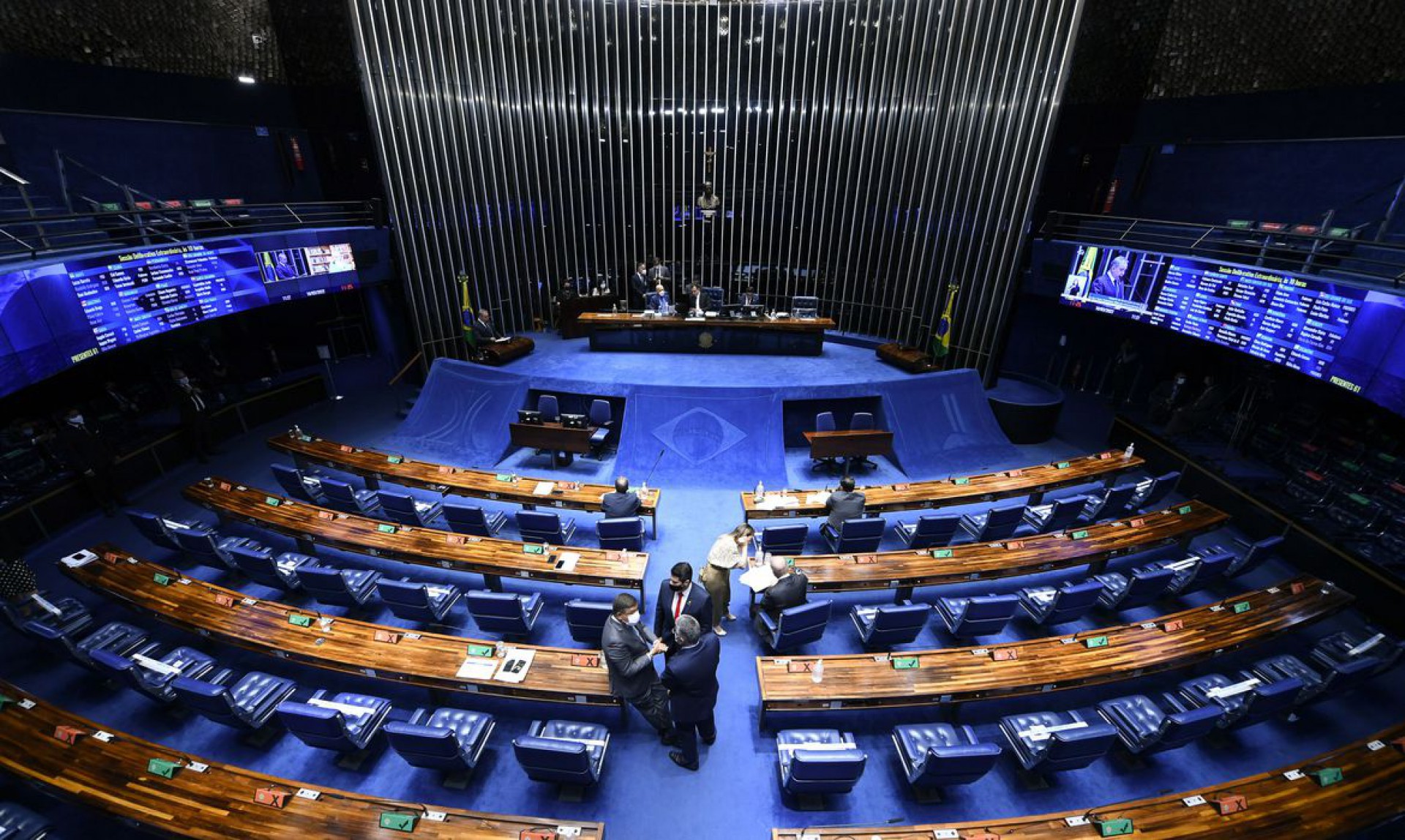 Plenário do Senado Federal durante sessão deliberativa extraordinária semipresencial. 

Na ordem do dia, o PL 3.846/2021, que cria a bula eletrônica de medicamentos. Segundo a proposta, os laboratórios poderão inserir um QR code nas embalagens dos remédios para que consumidores acessem informações detalhadas sobre o produto. Também está na pauta, o PL 4.727/2020, que extingue a previsão de pagamento de multa para o advogado que abandonar processo judicial. 

Mesa: 
senador Confúcio Moura (MDB-RO); 
presidente do Senado Federal, senador Rodrigo Pacheco (PSD-MG);
secretário-geral da Mesa do Senado Federal, Gustavo A. Sabóia Vieira.  

Em discurso, à tribuna, senador Izalci Lucas (PSDB-DF).

Foto: Edilson Rodrigues/Agência Senado (Foto: Edilson Rodrigues)