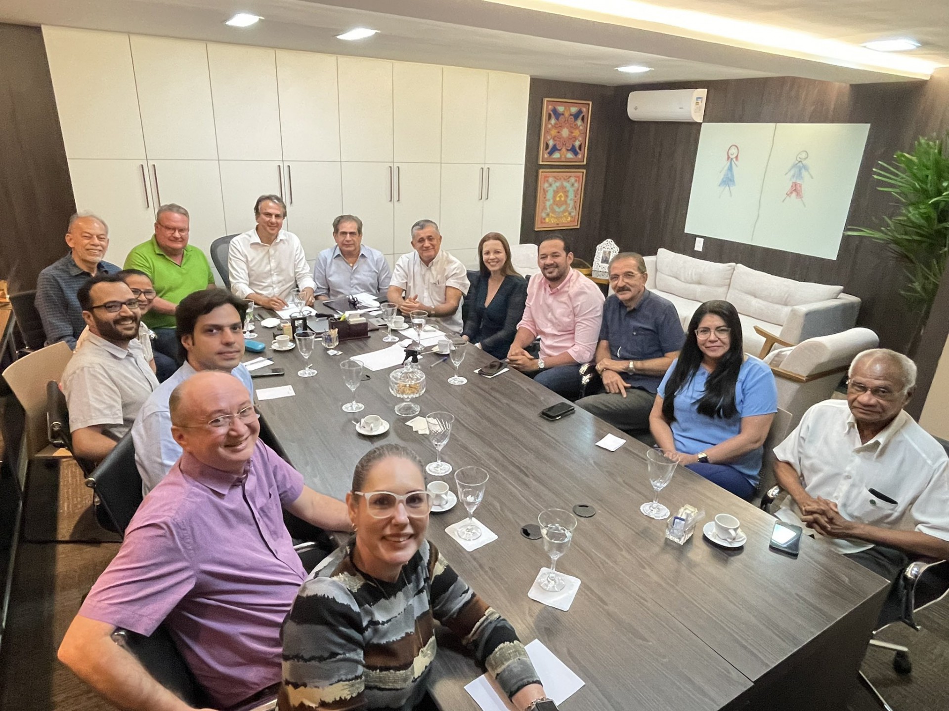￼REPRESENTANTES de seis partidos se reuniram ontem no escritório 
de Camilo Santana (Foto: Reprodução Twitter Camilo Santana)