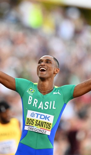O brasileiro Alison Dos Santos comemora após vencer a final dos 400m com barreiras masculi...