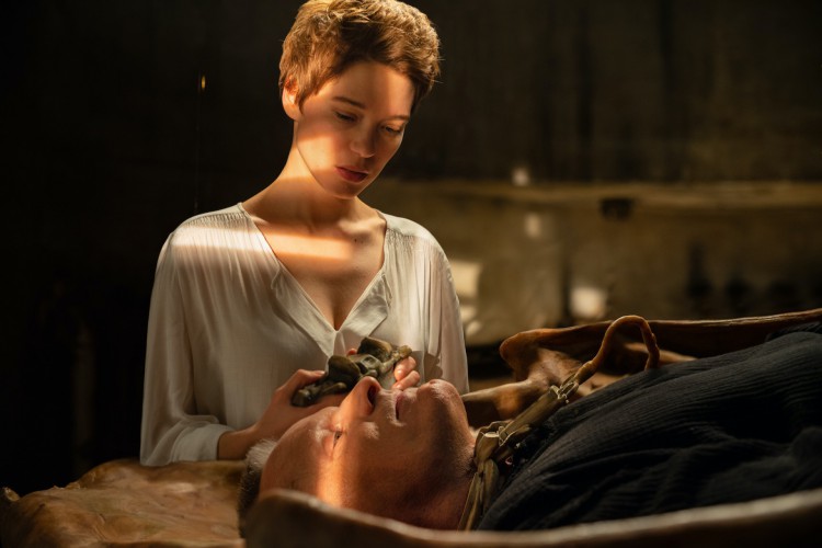 O casal de artistas Saul Tenser (Viggo Mortensen) e Caprice (Léa Seydoux) produz a partir do corpo humano em "Crimes of the Future"(Foto: Photo Credit: Nikos Nikolopoulos)