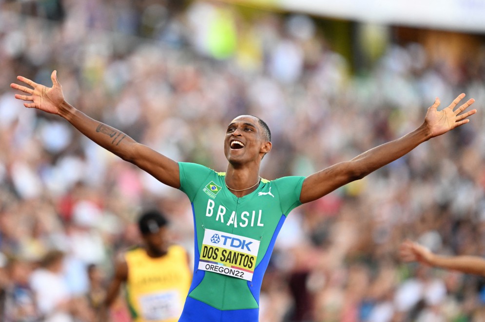 O brasileiro Alison Dos Santos comemora após vencer a final dos 400m com barreiras masculino durante o Campeonato Mundial de Atletismo no Hayward Field em Eugene, Oregon, em 19 de julho de 2022.
