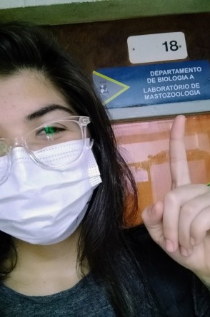 Bárbara Ruzzi no laboratório da UFS.(Foto: Arquivo pessoal)