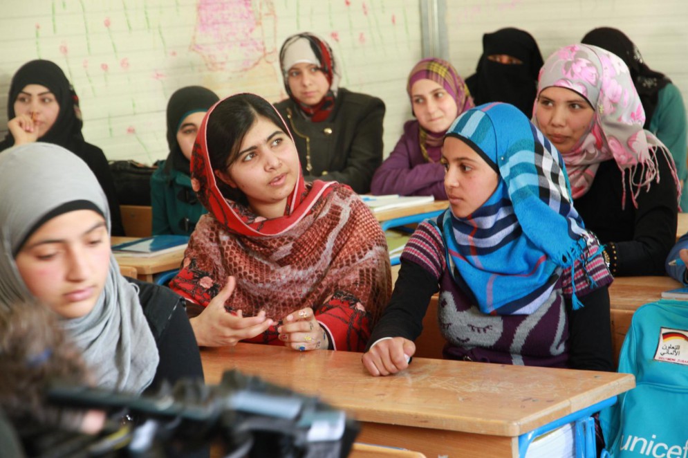 Malala fala com estudantes de uma escola no Zaatari, centro de refugiados na Jordânia(Foto: Unicef)