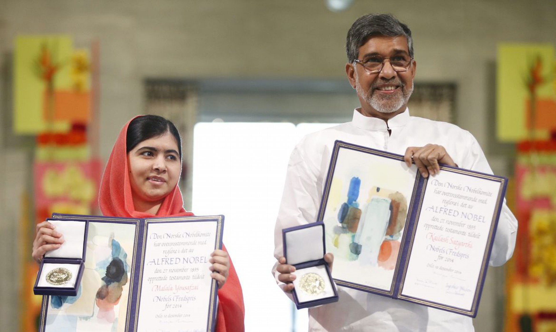 Malala, ao lado pai, quando receberam o Nobel da Paz(Foto: Cornelius Poppe/Agência Lusa)
