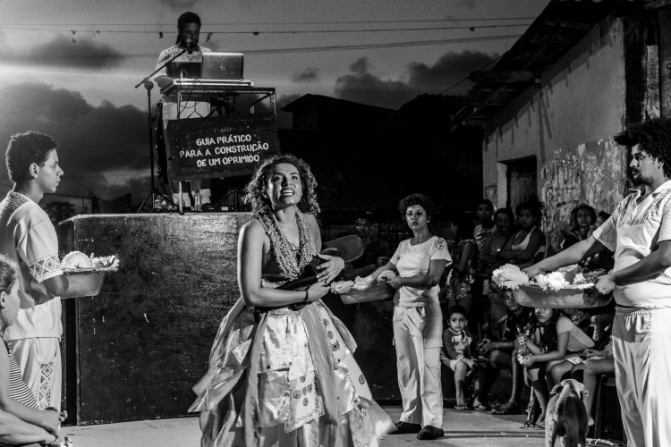 Vencedor do Prêmio Funarte Arte Negra, "Todo Camburão Tem Um Pouco de Navio Negreiro" soma mais de 120 apresentações realizadas(Foto: Tentalize / divulgação)