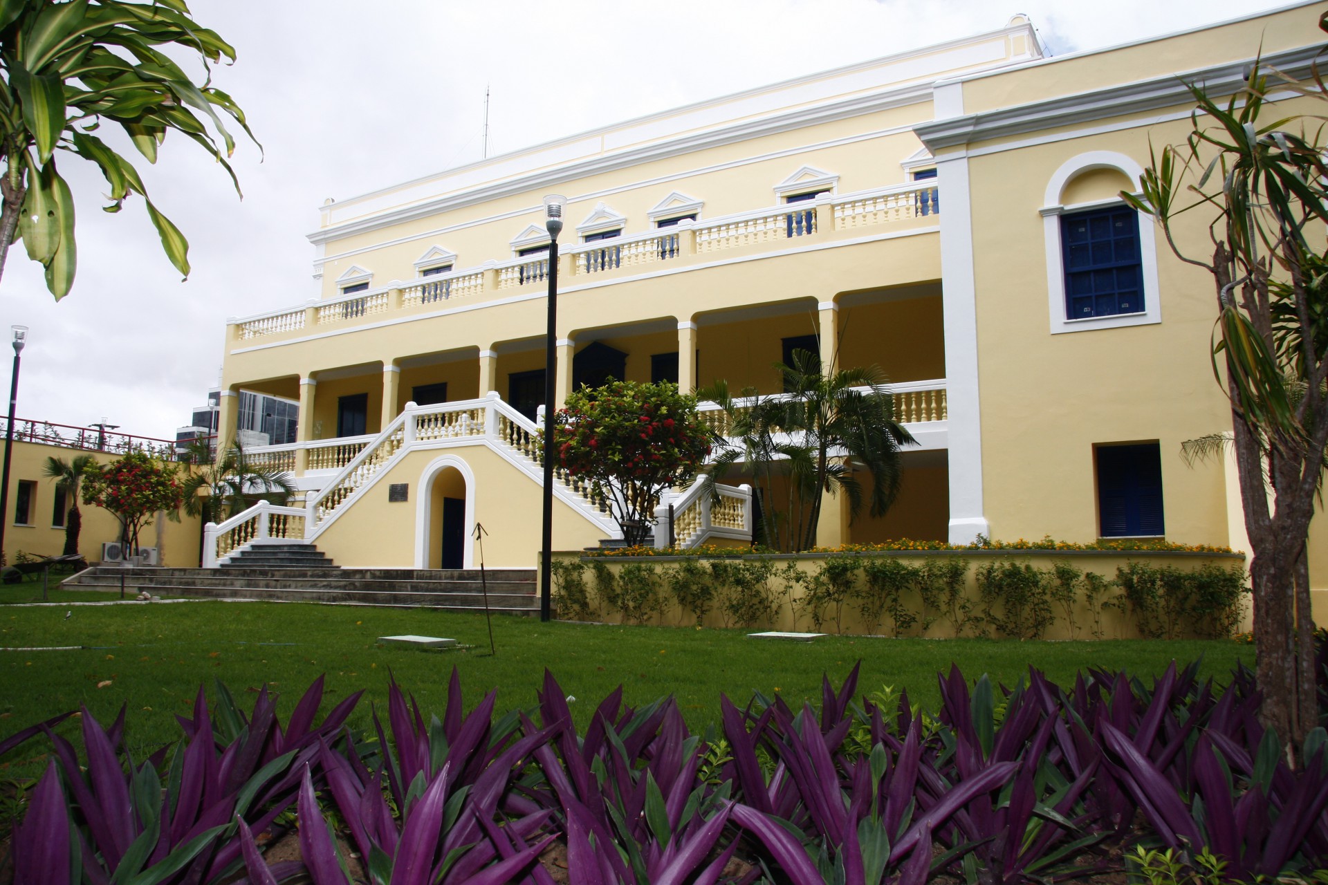 DETALHES do jardim do Paço Municipal, sede do poder em Fortaleza
 (Foto: Prefeitura de Fortaleza)