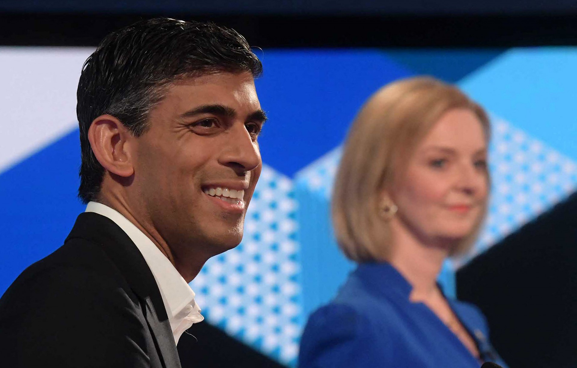 Foto de divulgação da BBC, tirada em 25 de julho de 2022, mostra políticos e candidatos conservadores como o líder do Partido Conservador e o próximo primeiro-ministro da Grã-Bretanha, Rishi Sunak (E) e Liz Truss, no programa da BBC 'The UK's Next Prime Minister: The Debate'(Foto: JEFF OVERS / BBC / AFP)