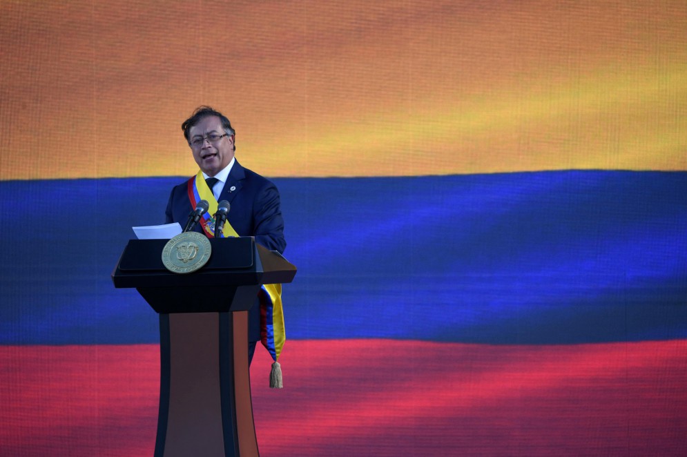 O novo presidente da Colômbia, Gustavo Petro, faz um discurso após tomar posse durante sua cerimônia de posse na Praça Bolívar, em Bogotá, em 7 de agosto de 2022(Foto: JUAN BARRETO / AFP)