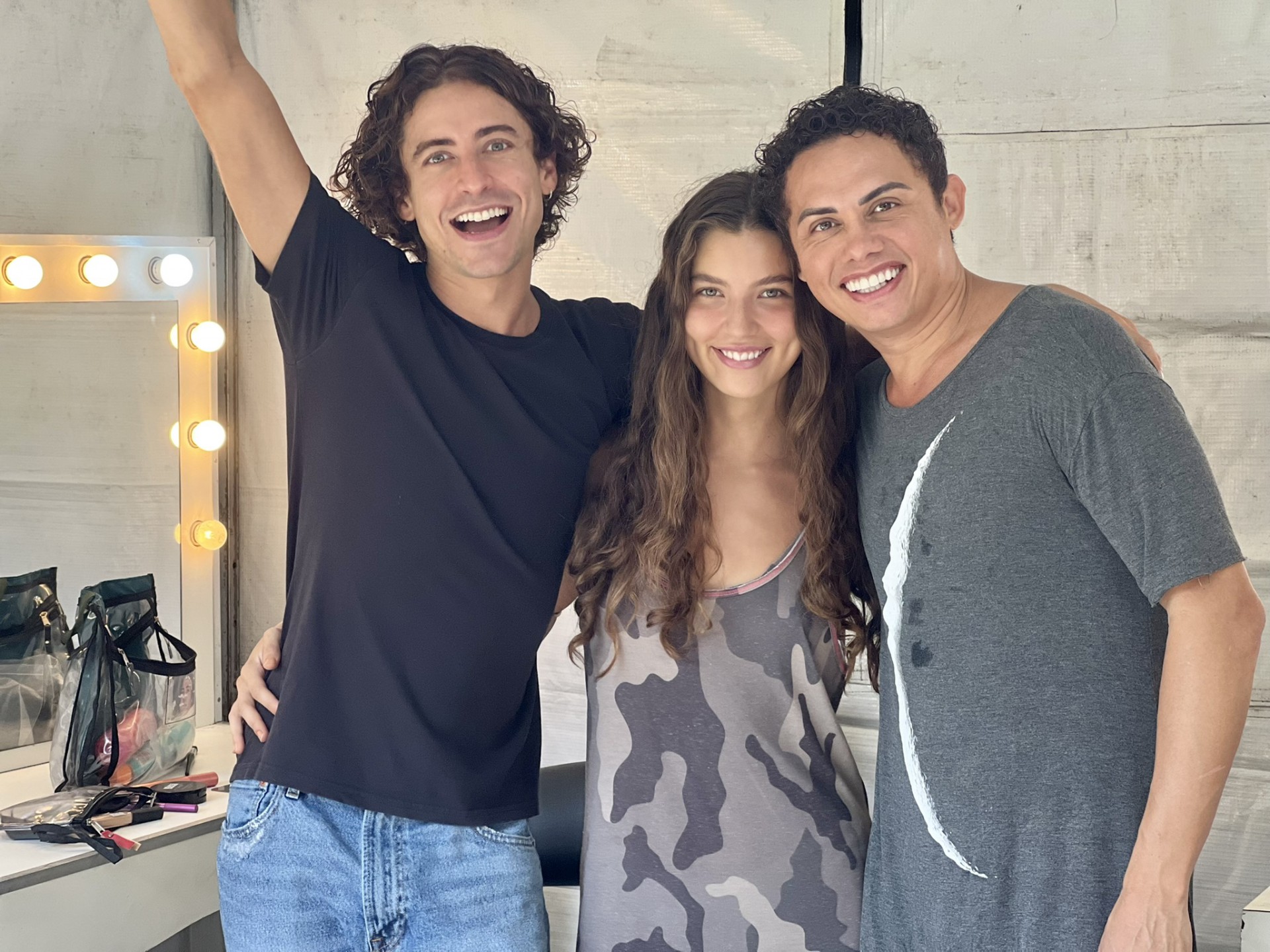 Ator com Jesuíta Barbosa e Alanis Guillen nos bastidores de Pantanal  (Foto: divulgação)