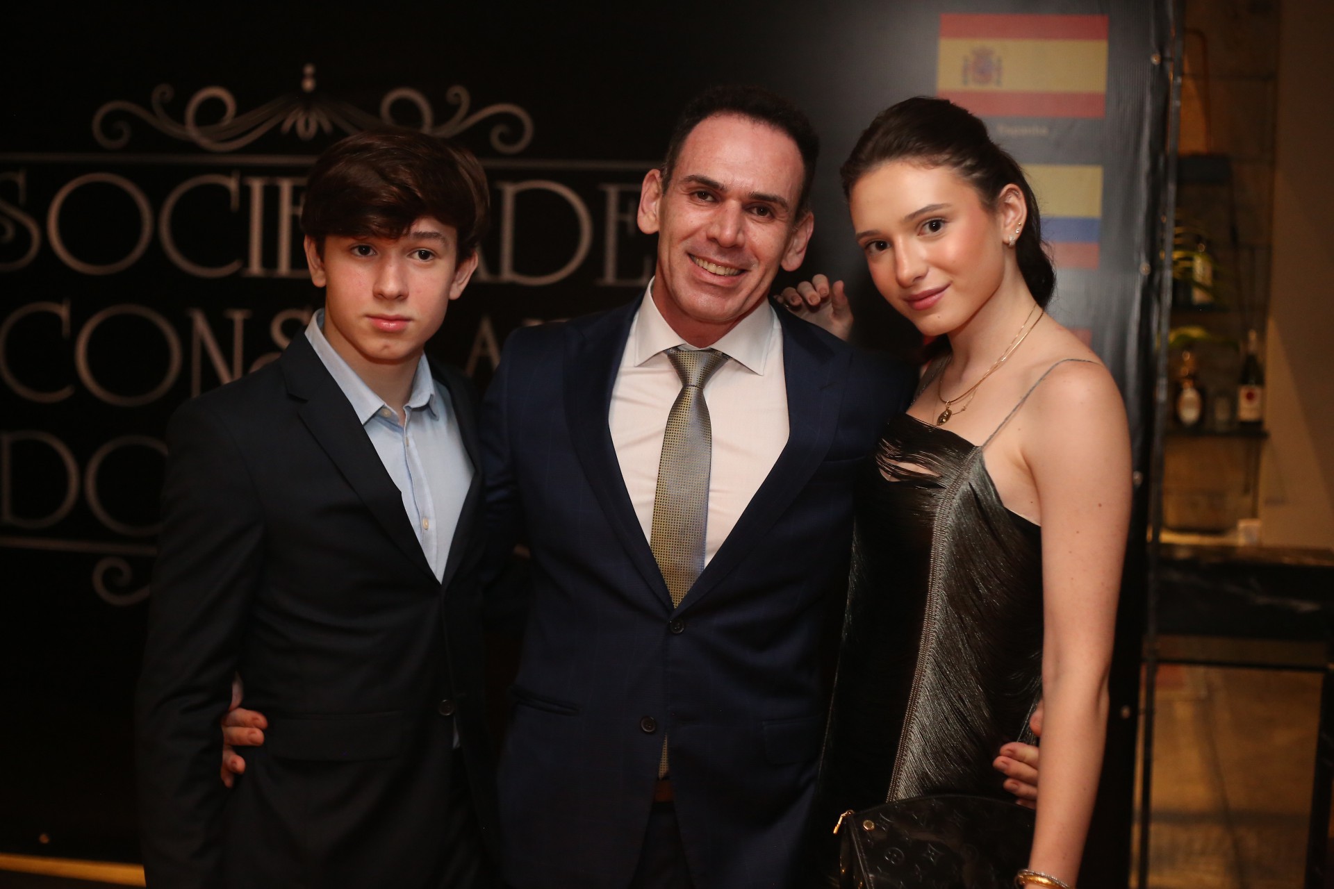 (Foto: João Filho Tavares/O POVO)Janos Fuzesi com os 
filhos Janos e Maria Clara