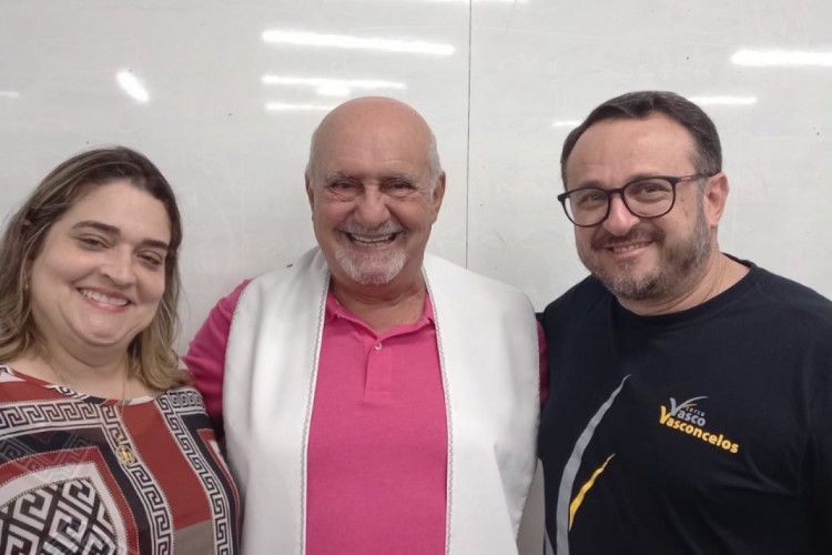 Inês e Vasco Vasconcelos com padre Fernando Ponte, benção sobre novo curso do educador e empresário (Foto: arquivo pessoal)