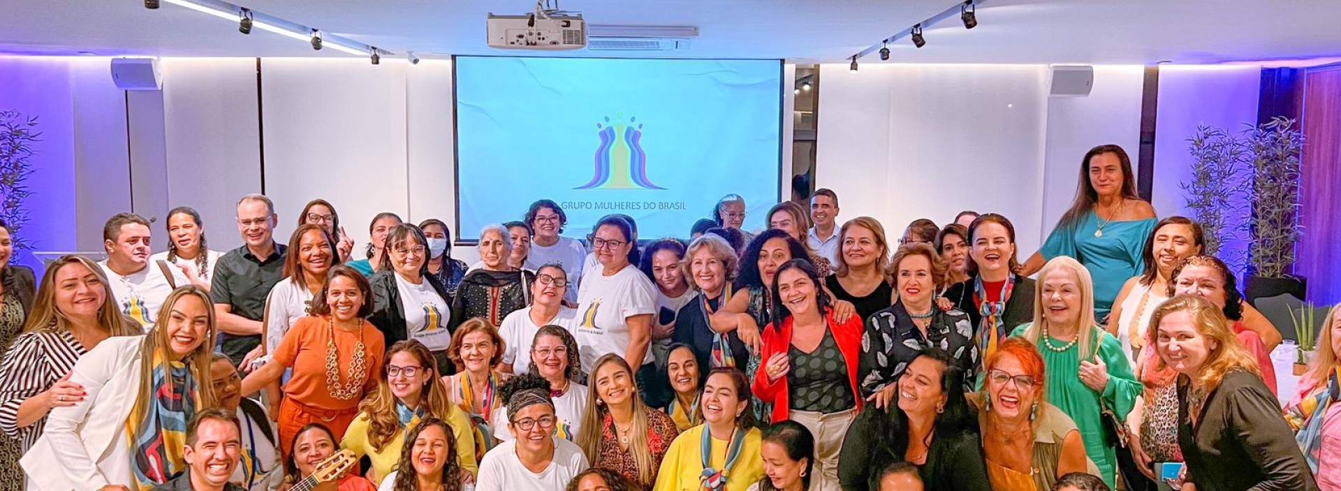 Annette de Castro, Ethel Whitehurst e demais integrantes do Mulheres do Brasil garantindo nova vida a quem se liberta para a vida e o trabalho (Foto: Divulgação)