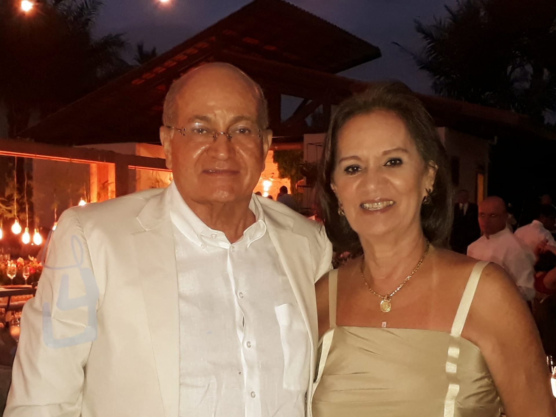 Dayse e Ednardo de Assis curtindo mais um ano de bem casados. Revelam a receita da felicidade saber curtir a dois boas viagens e manter a união e a alegria familiar(Foto: Arquivo Pessoal)
