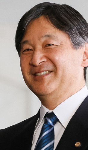 Mas a coroa, agora do ex-príncipe de Gales Charles, não é a + antiga. Esse título fica com o imperador do Japão, Naruhito. 