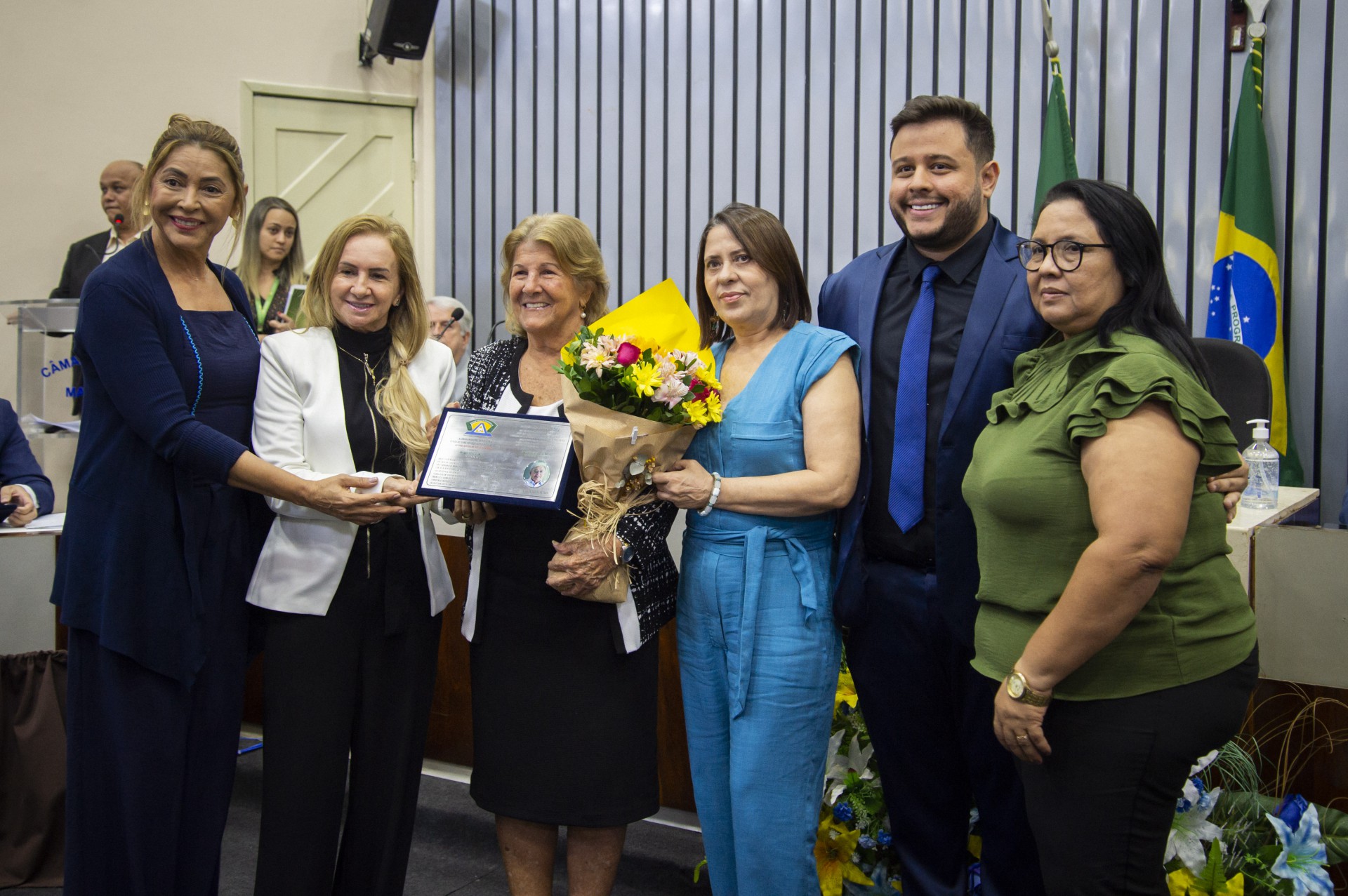 (Foto: divulgação)Presidente da Cerbras, Ana Lúcia Bastos Mota, momento em que recebia a honraria 