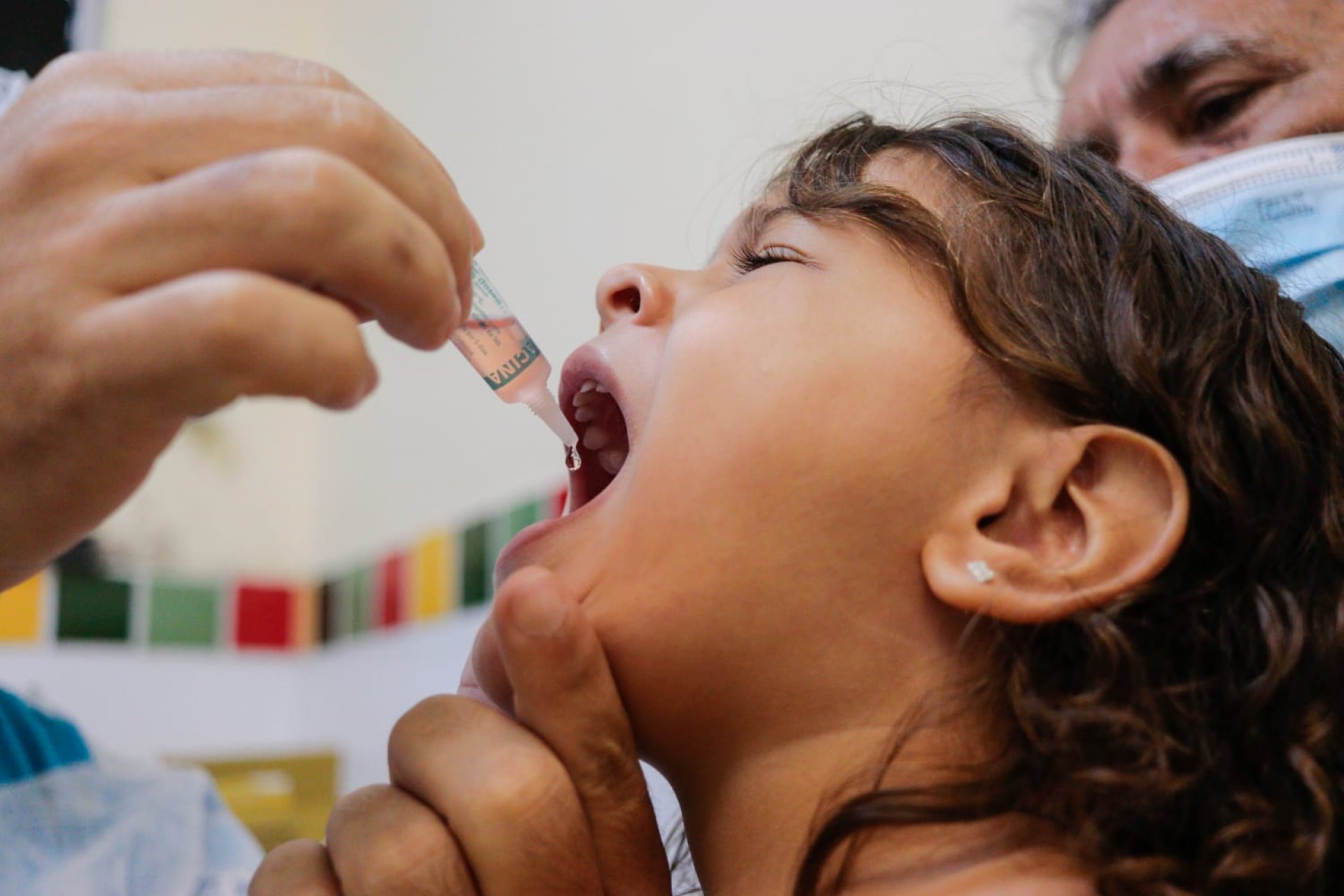 Criança toma vacina de gotinha. Dia D de Vacinação contra a Poliomielite e de Multivacinação em Fortaleza, no posto de saúde Maria Aparecida, no bairro Vila Velha (Foto: Fernanda Barros)