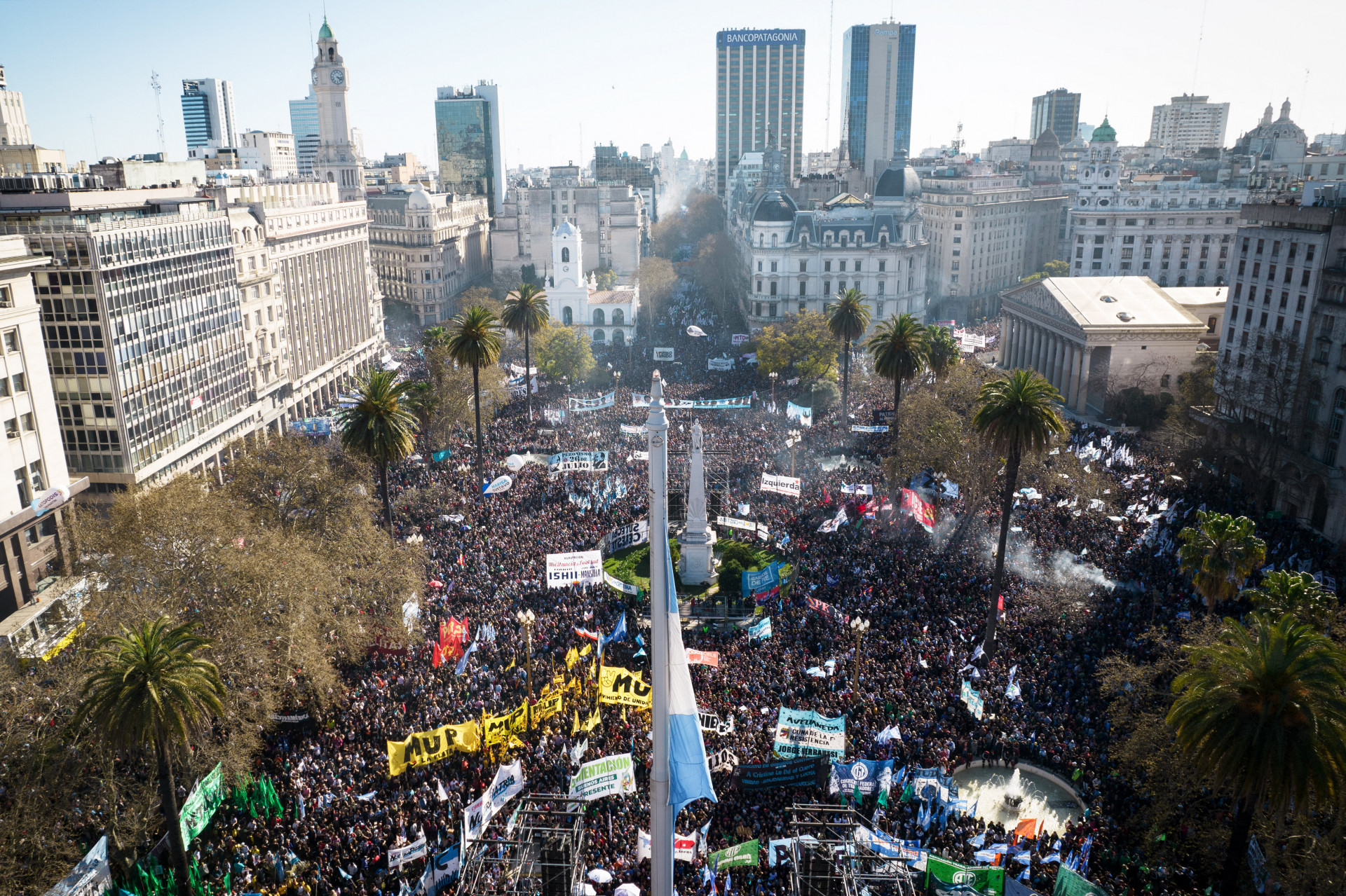 ￼APOIADORES de Cristina Kirchner ontem na Plaza de Mayo, em Buenos Aires (Foto: EMILIANO LASALVIA / AFP)